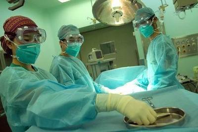 约旦女子哈南做手术手机被落在肚子里 主治医生个人资料照片背景遭人肉